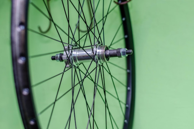 Fietsreparatiewerkplaats Aan de haak hangen nieuwe wielen De naaf is zwart en de spaken en velg zijn zilver De oude fiets hier krijgt een tweede kans Onderdelen close-up