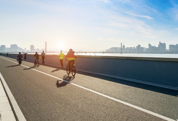 Fietsruiters op riverside highway, hangzhou, china