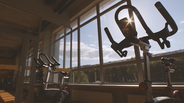 Fietssimulators in de sportschool, interieur van moderne fitnessclub, achtergrond