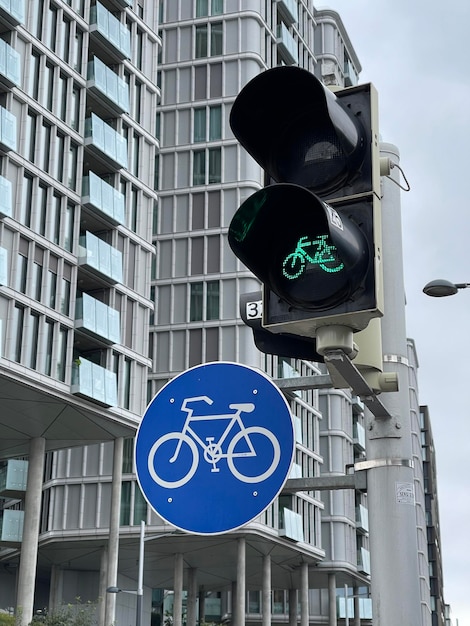 Fietsstrookbord bij verkeerslichten dat groen oplicht voor fietsers