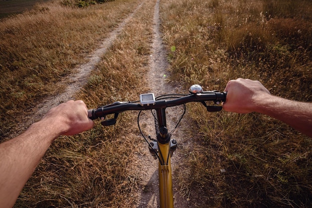 Fietsstuur met meer en zonneschijn op de achtergrond