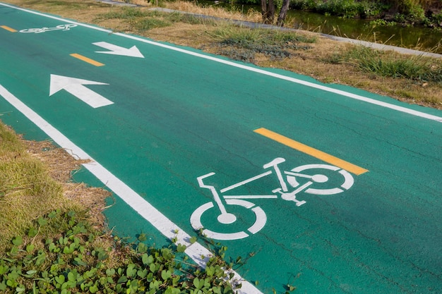 Fietssymbool op een stadsstraat