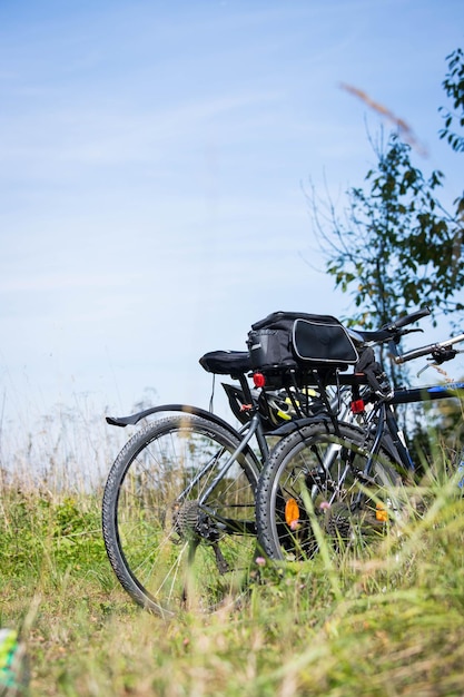 Fietstocht Fietsen gras en blauwe lucht Buitenshuis tekstruimte