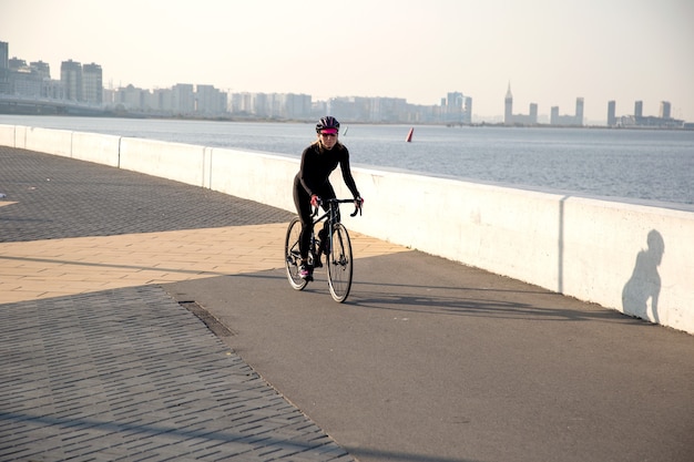 Fietstraining aan de waterkant van de stad