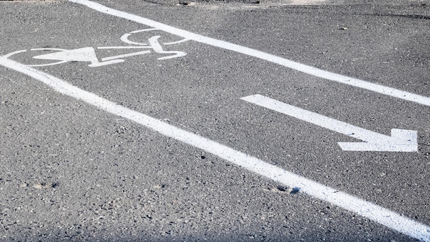 Fietswegmarkering op de asfaltclose-up