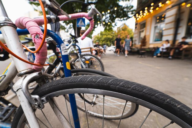 Fietswielen van dichtbij op straat