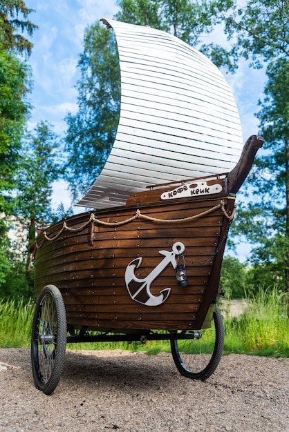 Foto fietszeilschip van hout