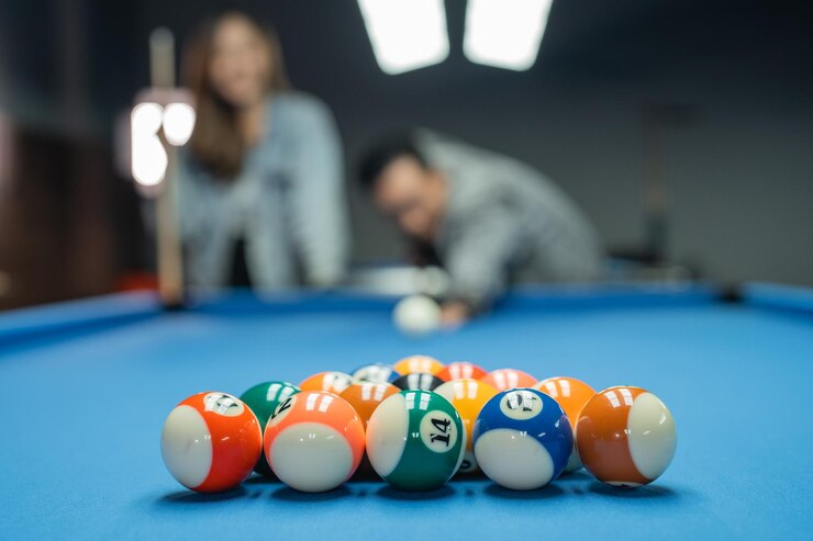 Photo fifteen billiard balls neatly arranged on the billiard table before the game started by the pool