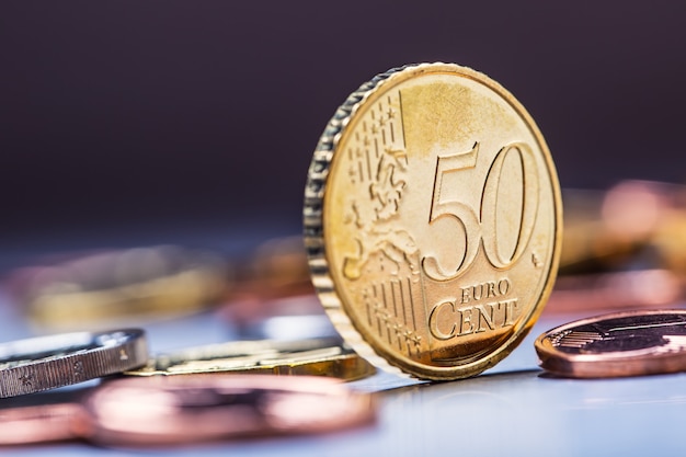 Монета 50 центов на краю Монеты евро сложены друг на друга в разных положениях