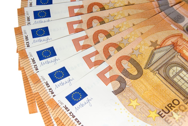 부채처럼 펼쳐진 새로운 유형의 50 유로 지폐