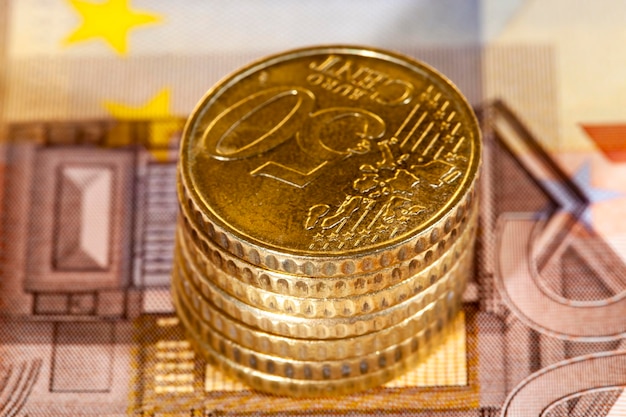 Cinquanta centesimi di euro sono sulle monete e banconote da 50 euro utilizzate in europa e nell'unione europea