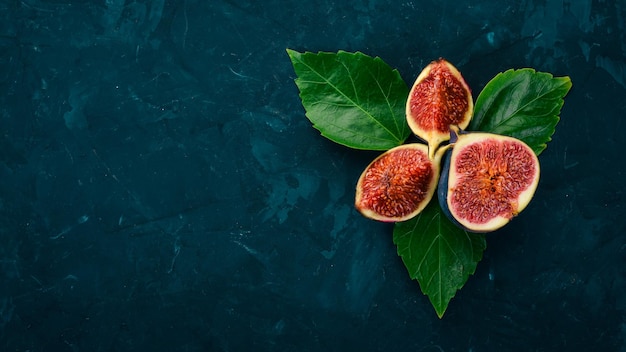 Foto fig fichi di frutta fresca su un tavolo nero di pietra spazio libero per il testo vista dall'alto