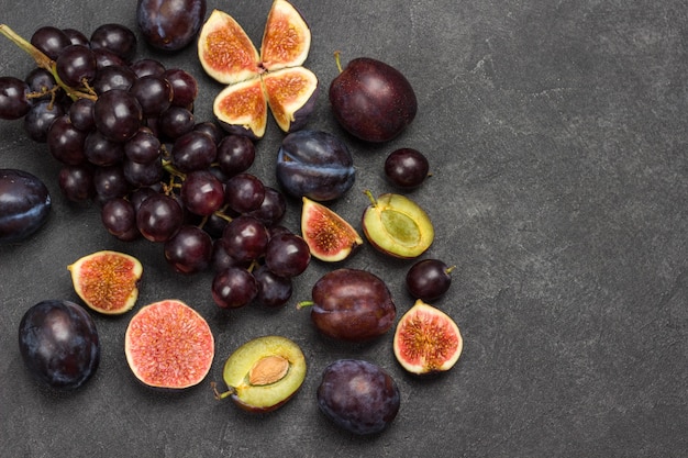 Fig fruit en pruimen op een houten bord