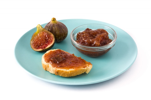 Fig jam met toast op wit wordt geïsoleerd