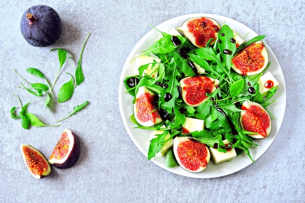 Fig salad with arugula and white cheese