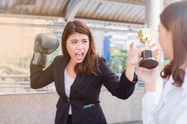 写真 トロフィーを獲得するために彼女の友人と戦う、ビジネス競争