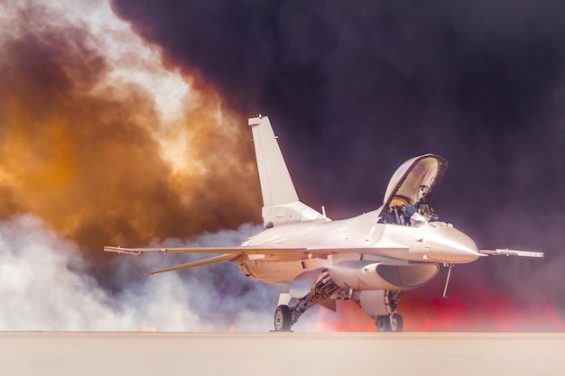 Foto aereo da combattimento sulla pista contro il cielo