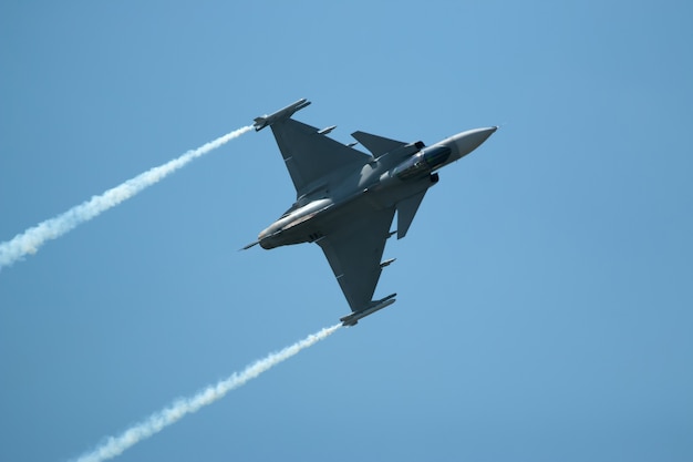 Photo fighter jet flying in the sky.