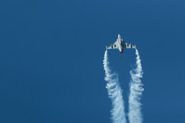 Photo fighter jet flying in the sky.