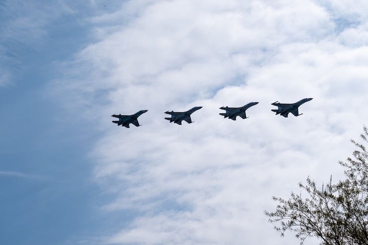 Photo fighter jets in the blue sky and clouds