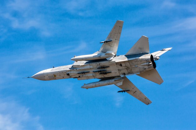 Aereo da combattimento in un cielo blu