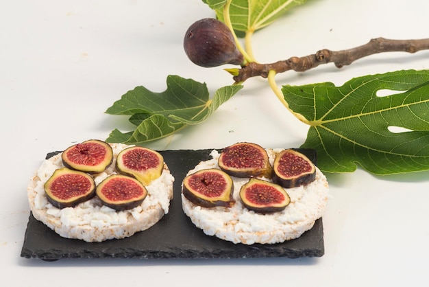 Figs and cheese with bio toast