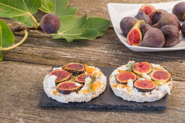 Figs and cheese with bio toast