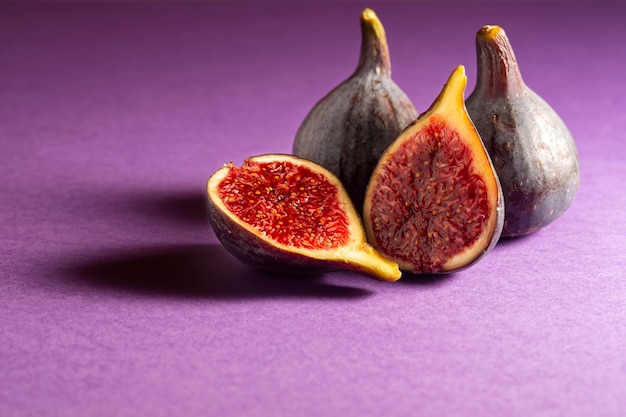 Photo figs closeup on purple