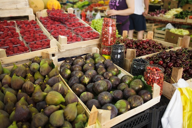 Figs and other fruits on the market