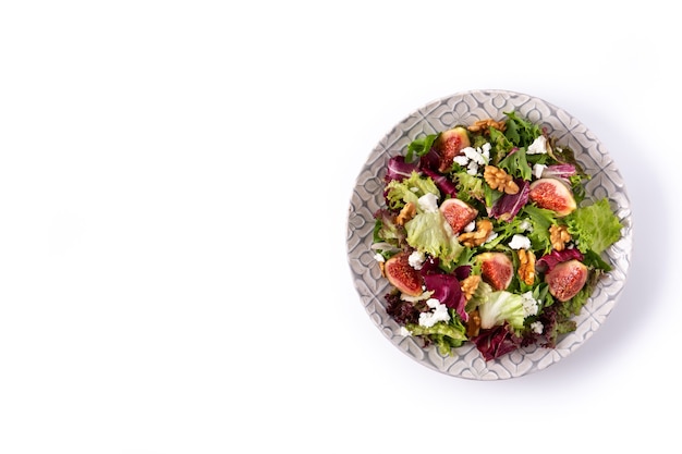 Foto insalata di fichi con formaggio e noci isolati su sfondo bianco