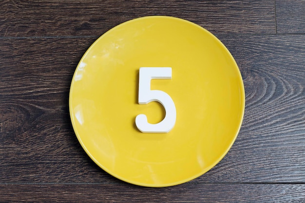 Photo figure five on the yellow plate