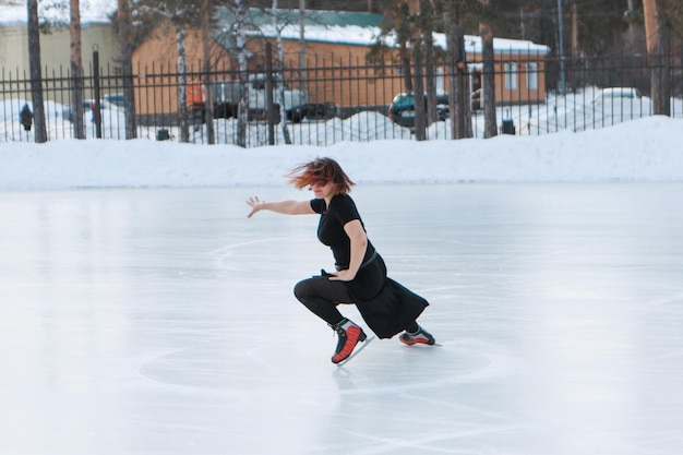 氷上のフィギュアスケート選手。女の子はスケートをしています。オープンスカイの下の氷。冬は化粧なし、赤い頬