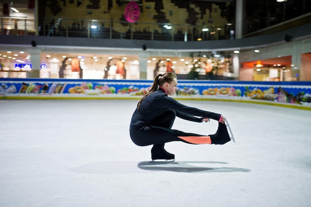 写真 アイススケートリンクでフィギュアスケート選手の女性