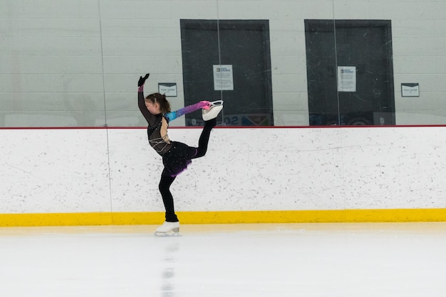 写真 屋内スケートリンクでのフィギュアスケートの練習