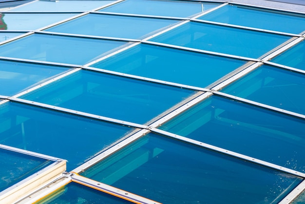 Фигурная стеклянная крыша голубое стекло на крыше здания