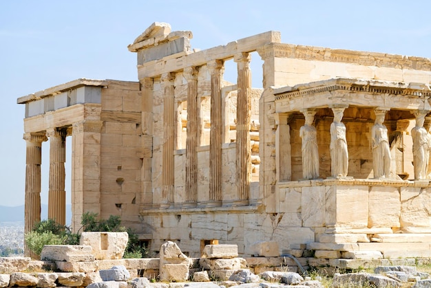 Фигуры кариатидного крыльца Эрехтейона на Акрополе в Афинах Солнечный день, люди не закрываются