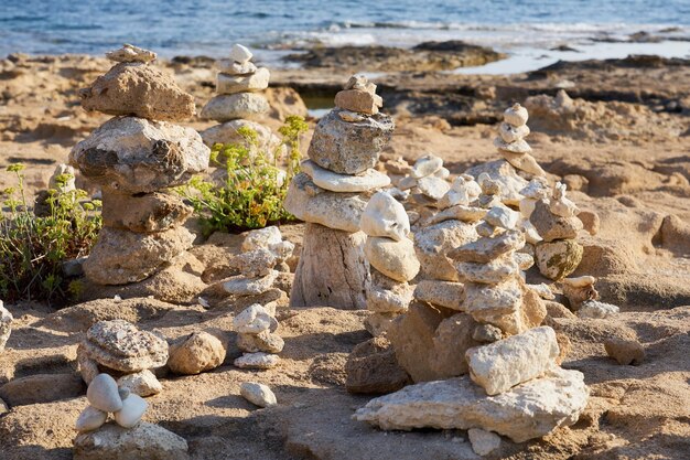 写真 地中海の海岸にある石で作られた像