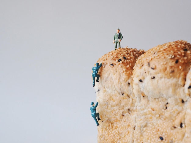 Foto figurine di uomini su pane su sfondo bianco