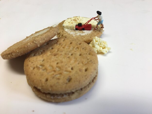 Foto figuur en koekjes op witte achtergrond