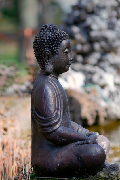 Figuur van Boeddha die in lotushouding zit is gemaakt van metaal