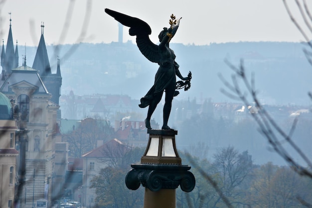 Foto figuur van een engel op de tsjechische brug in praag