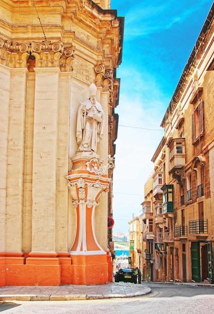 Figuur van een heilige op de hoek van de kerk van Sint-Augustinus in de oude stad Valletta, Malta