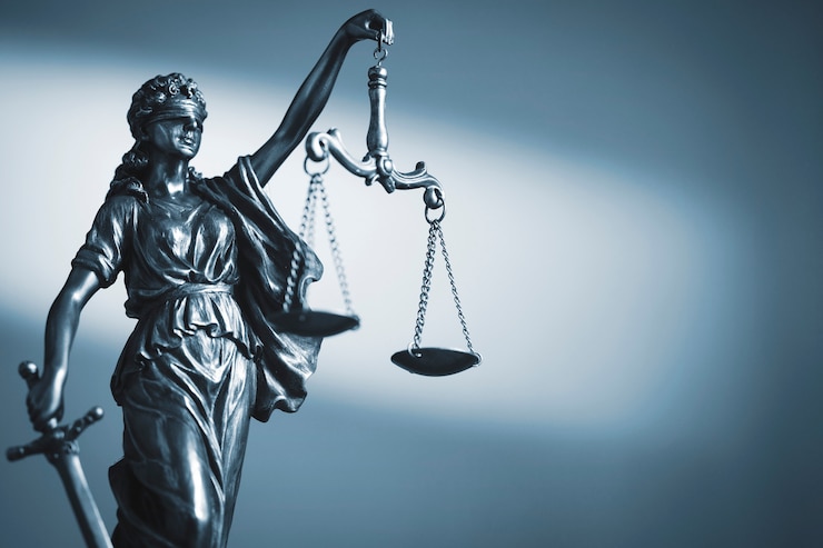 Foto figuur van justitie met schalen en een zwaard