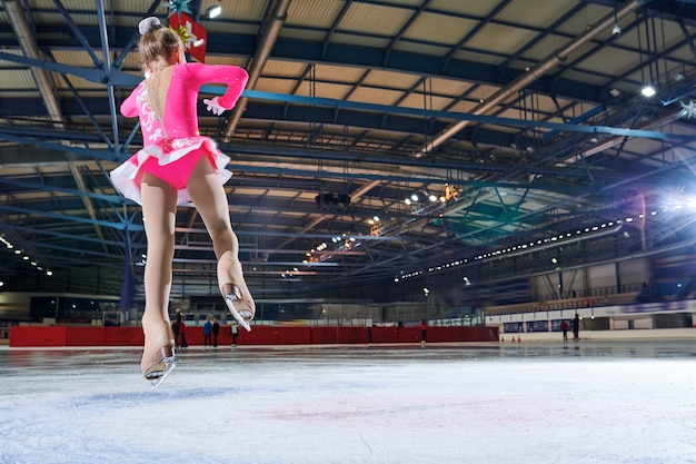 Figuurschaatsend meisje dat Prestaties doet