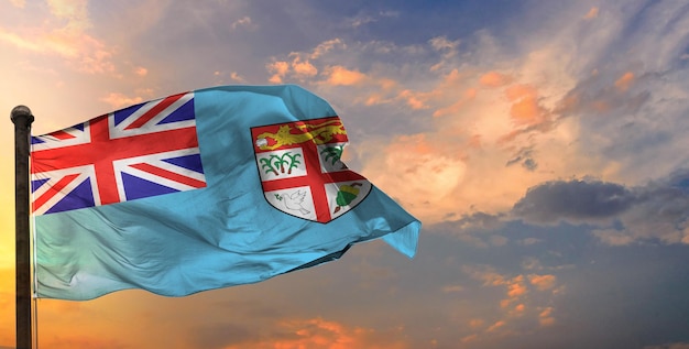 Фиджи развевается флагом и фоном неба.