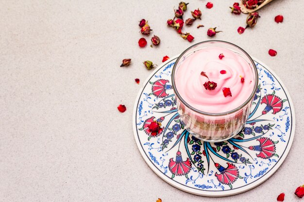 Fijn roomdessert. Traditionele Turkse eetbare roos, bloemblaadjes