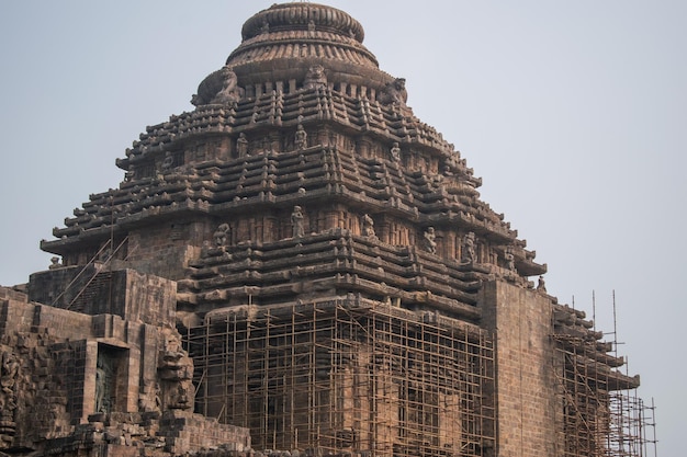 Fijn snijwerk van sculpturen Konark Zonnetempel in India