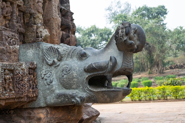 Fijn snijwerk van sculpturen Konark Zonnetempel in India