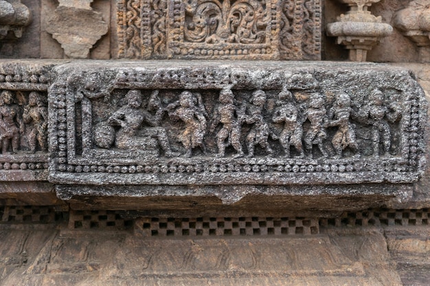 Fijn snijwerk van sculpturen Konark Zonnetempel in India