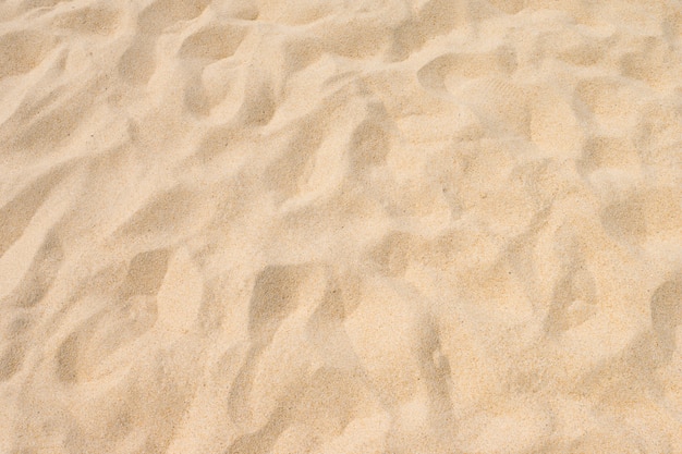 Fijn strandzand in de zomerzon